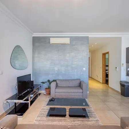 Beautiful With Lift And Balcony Apartman *
