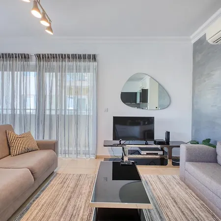Beautiful With Lift And Balcony Apartman