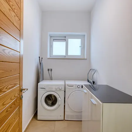 Beautiful With Lift And Balcony Apartman